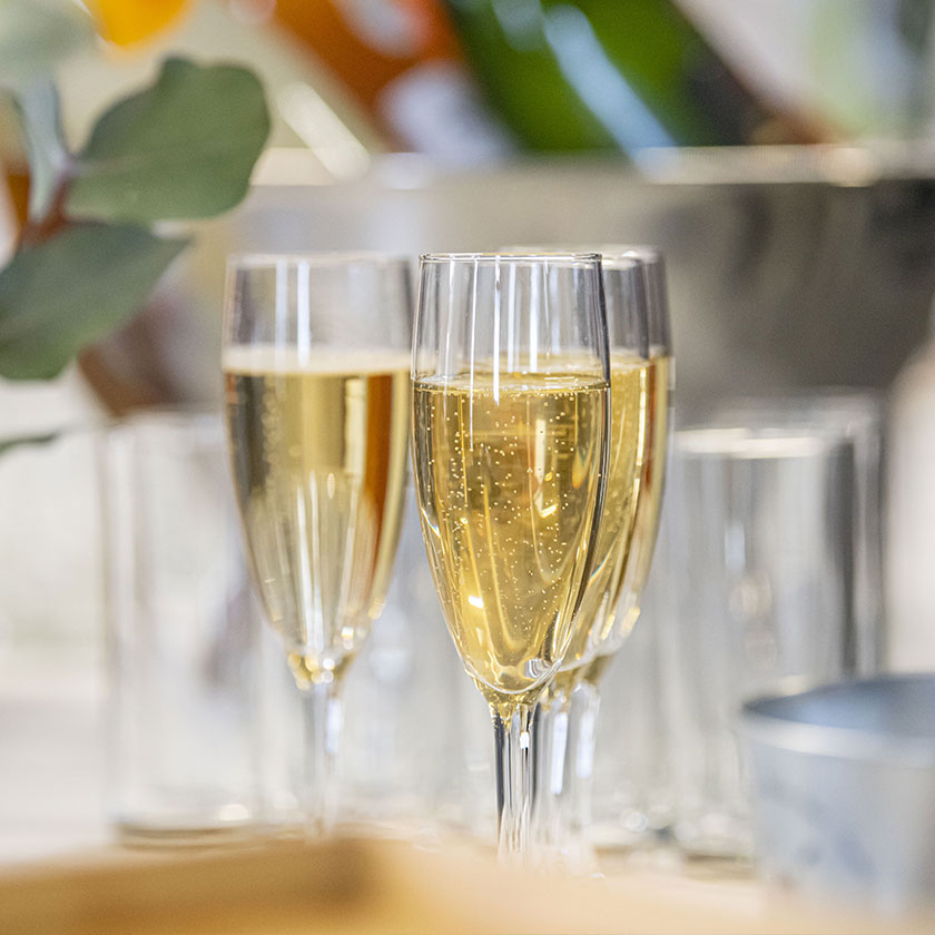 Une table de cocktail dressée