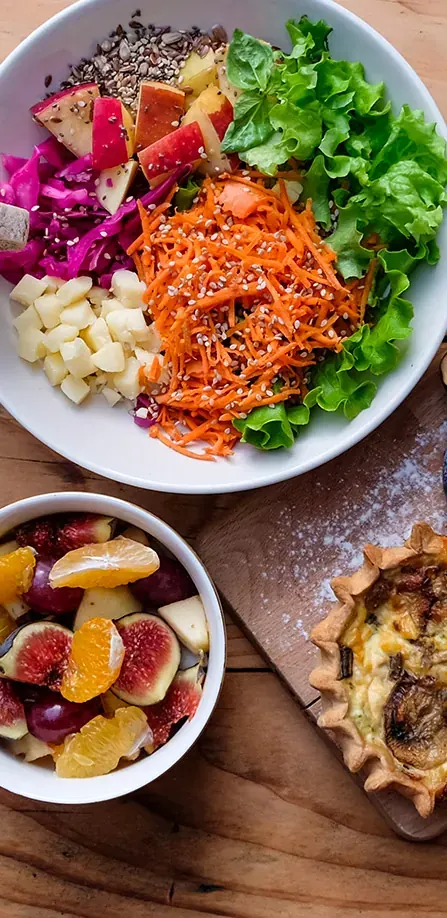 Bol de crudités, salade de fruits frais et quiche maison