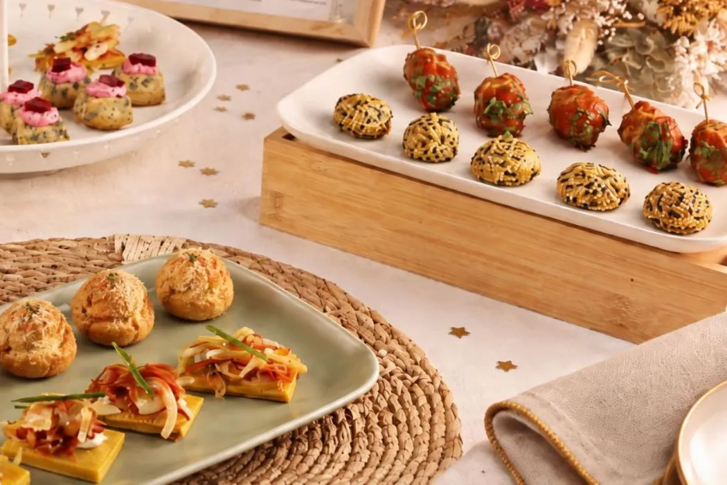 Buffet du repas de Noël d'entreprise : bouchées au sésame, brochettes et gougères faites maison