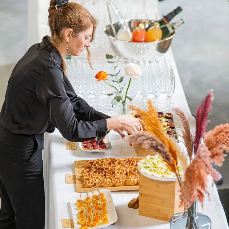 Buffet traiteur du Moulin dressé par une serveuse