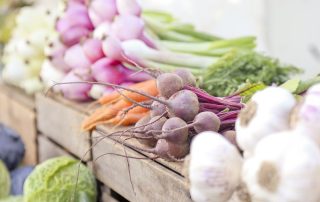 Cuisine maison, légumes frais et locaux, travail déclaré : trois piliers concrets d’un modèle économique de restauration engagée.