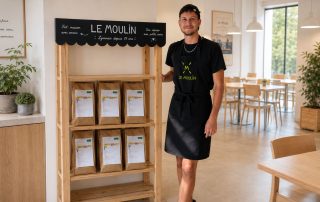 Liliam, salarié en CDI au Moulin. Ce matin il était en cuisine. Ce midi, il est dans vos bureaux.